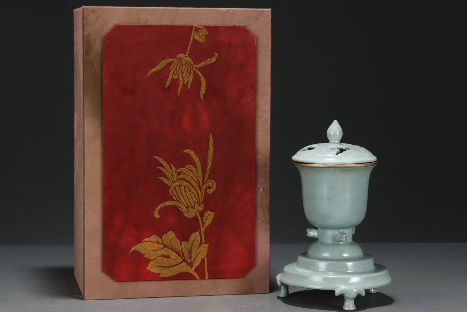 An Exquisite Ru yao Sky Blue Glazed Cover with Gold Tripod Censer: An Exquisite Ru yao Sky Blue Glazed Cover with Gold Tripod Censer,Song Dynasty,China,Royal Court 款,Size:8.3inx5.4in 汝窑天青釉包金三足Ɖ