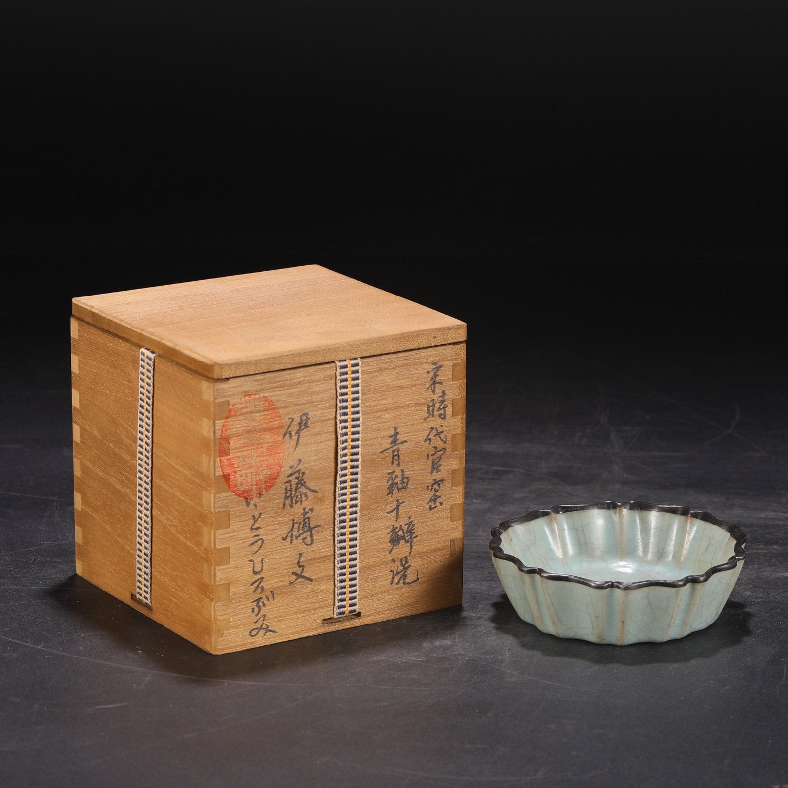 An Exquisite Guan yao Celadon Glazed Cover with Silver Brush Washer,With an Imperial Poem by Emperor: An Exquisite Guan yao Celadon Glazed Cover with Silver Brush Washer,With an Imperial Poem by Emperor Qianlong,Song Dynasty,China,Size:1.5inx4.7in 官窑青釉银口౎