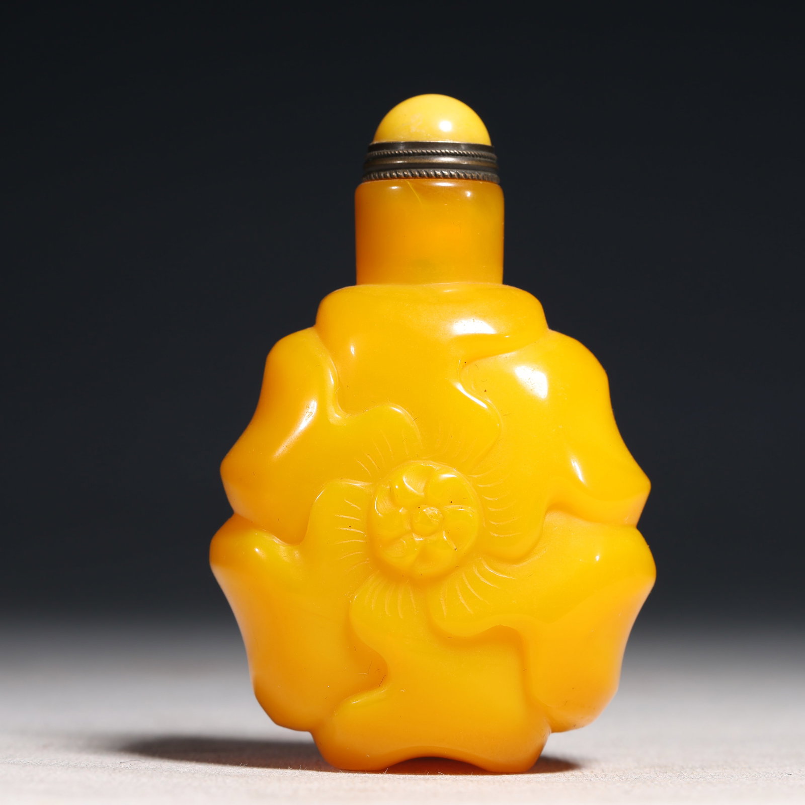 An Exquisite Glass Flower Pattern Porcelain Snuff Bottle: An Exquisite Glass Flower Pattern Porcelain Snuff Bottle,Qing Dynasty,China,Size:2inx1.2inx3.1in 琉璃花卉纹鼻烟壶,中国清代