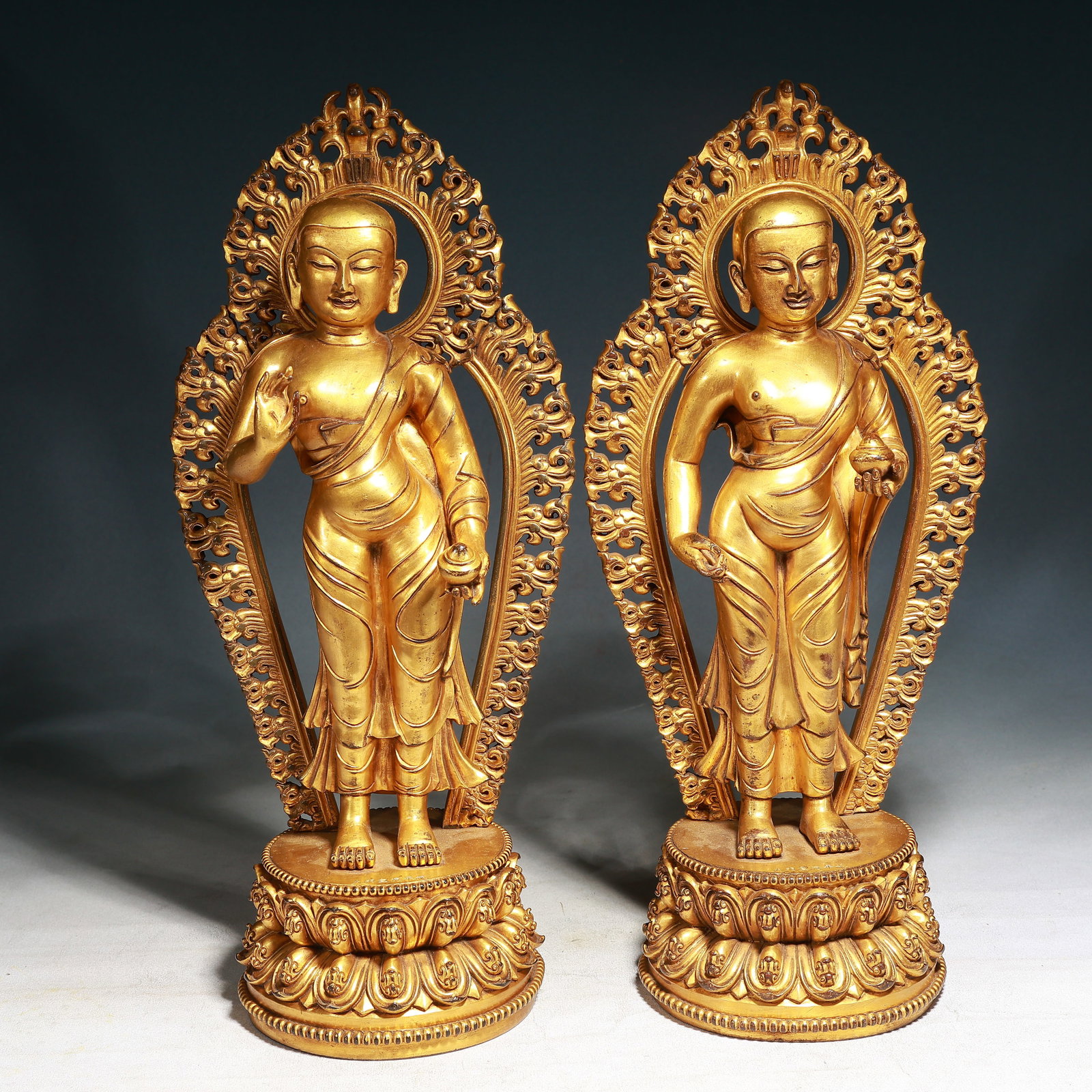 A Pair of Solemn Gilt Bronze Statue of Arhat: A Pair of Solemn Gilt Bronze Statue of Arhat,Ming Dynasty,China,Xuande Six-character Mark,Size:7.1inx4.3inx15.7in,Weight:8650g 一对铜鎏金罗汉像,中