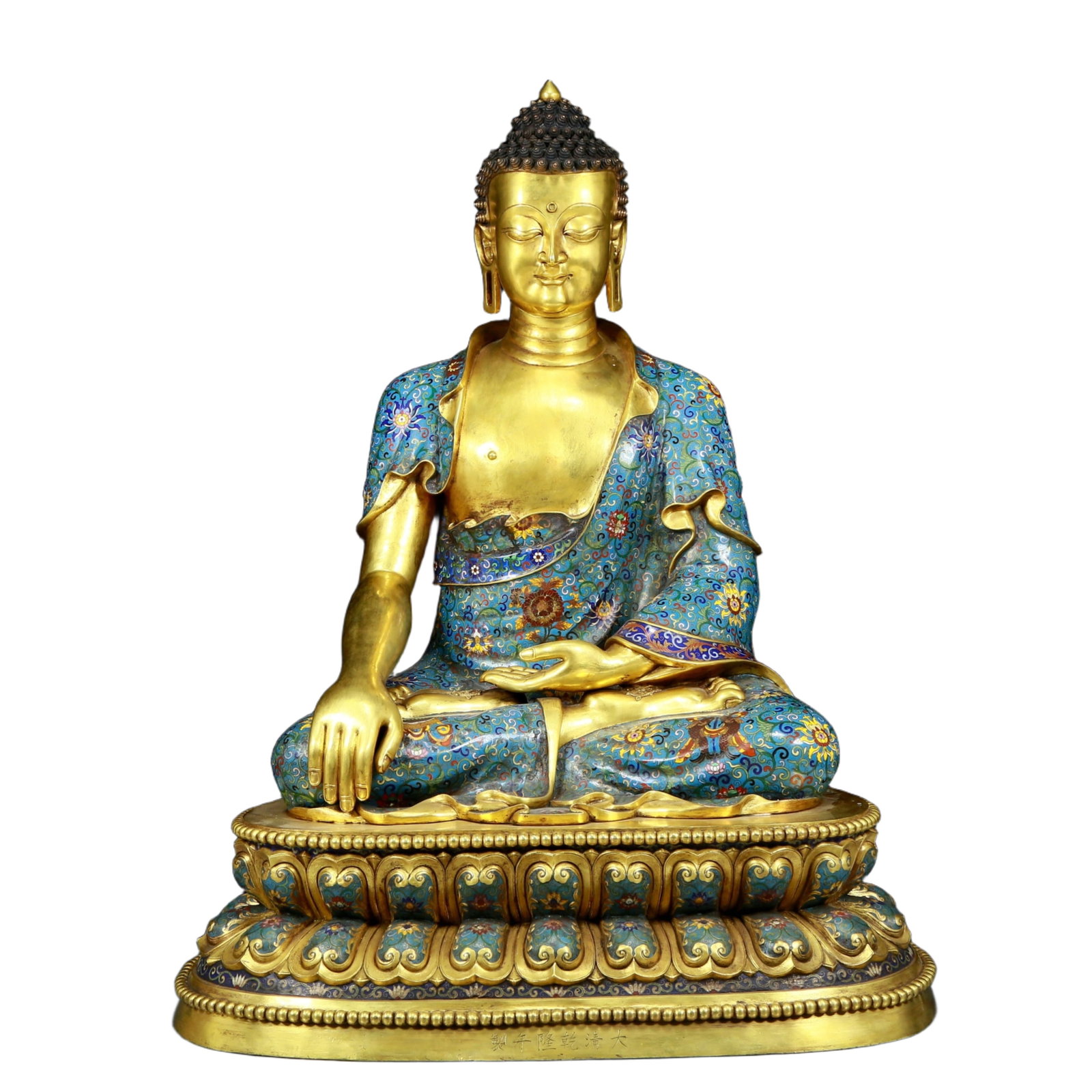 A solemn cloisonné statue of Gautama Buddha: A cloisonné statue of Sakyamuni, with six-character Qianlong inscription, Qing Dynasty, China. The statue is solemn and solemn, showing the wisdom and compassion of Sakyamuni Buddha. Sakyamuni Bu