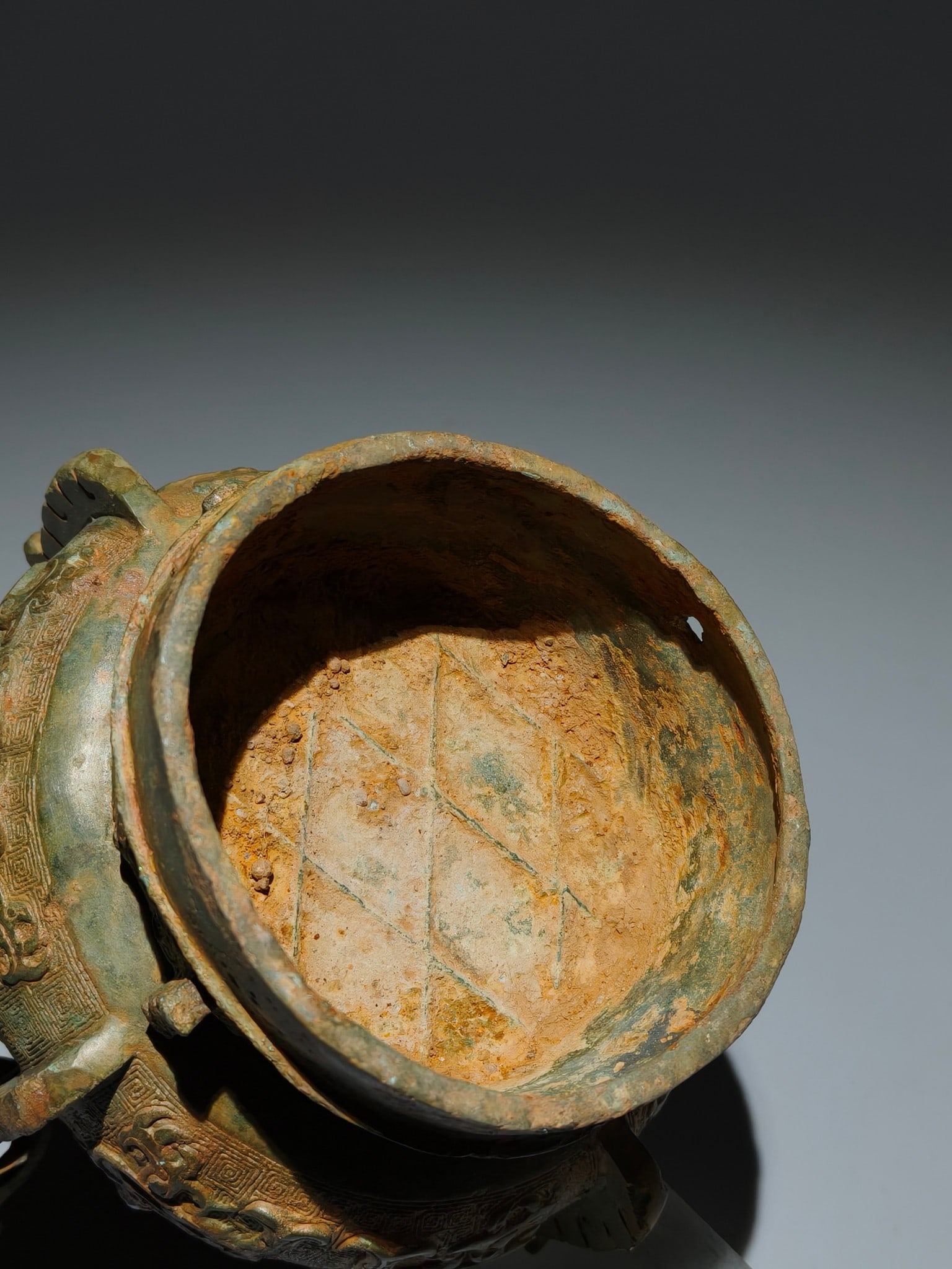 An Archaic Bronze Bird Pattern Loop-Handled Pot,With Inscription - 9