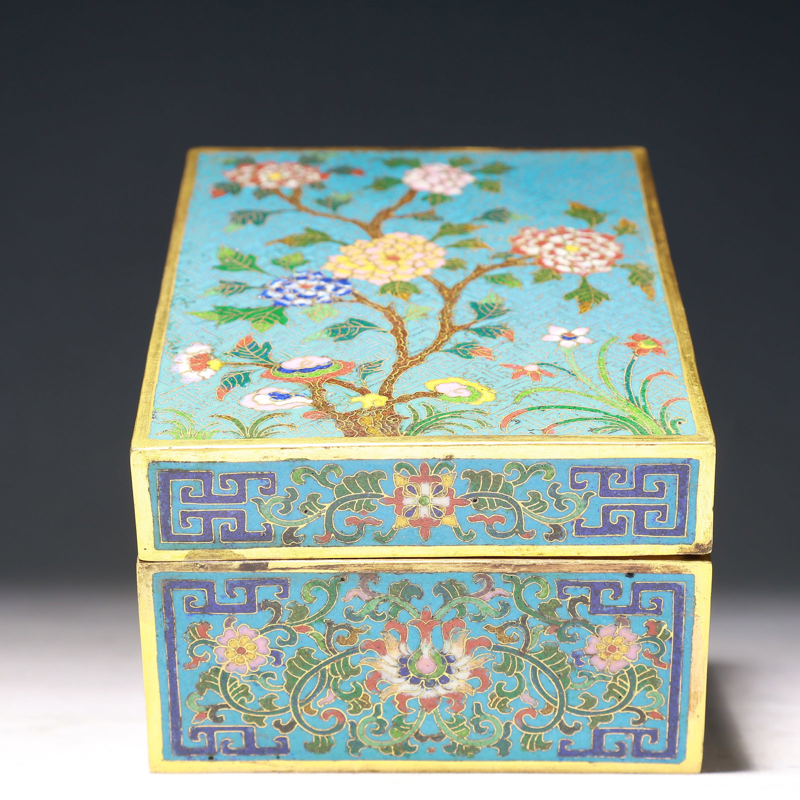 An Exquisite Cloisonne Flower Pattern Box with Cover: An Exquisite Cloisonne Flower Pattern Box with Cover,Qing Dynasty,China,Qianlong Four-character Mark,Size:6.5inx4.7inx3.3in,Weight:1700g