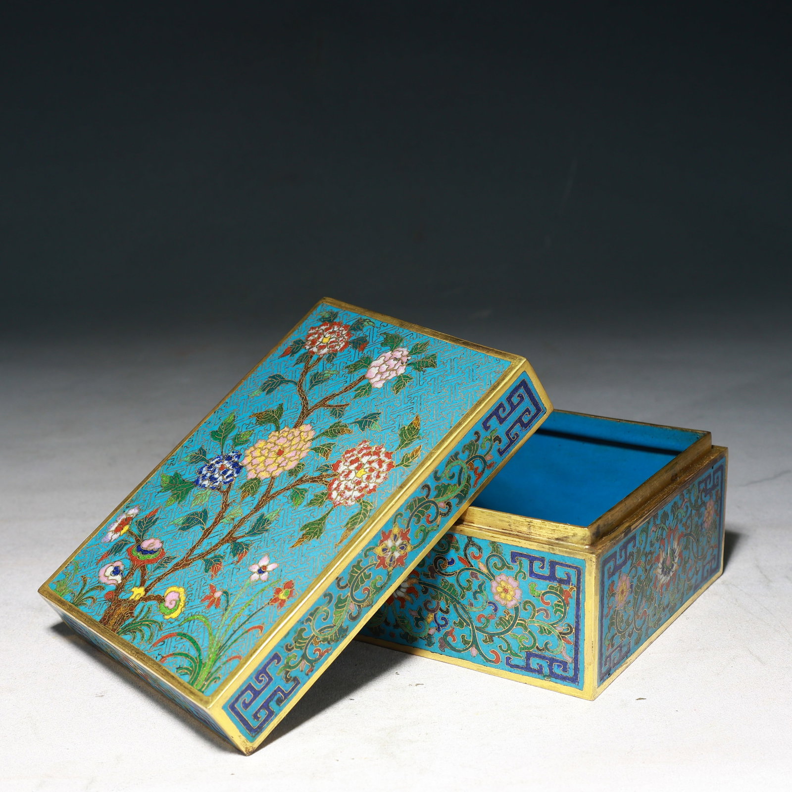 An Exquisite Cloisonne Flower Pattern Box with Cover - 7