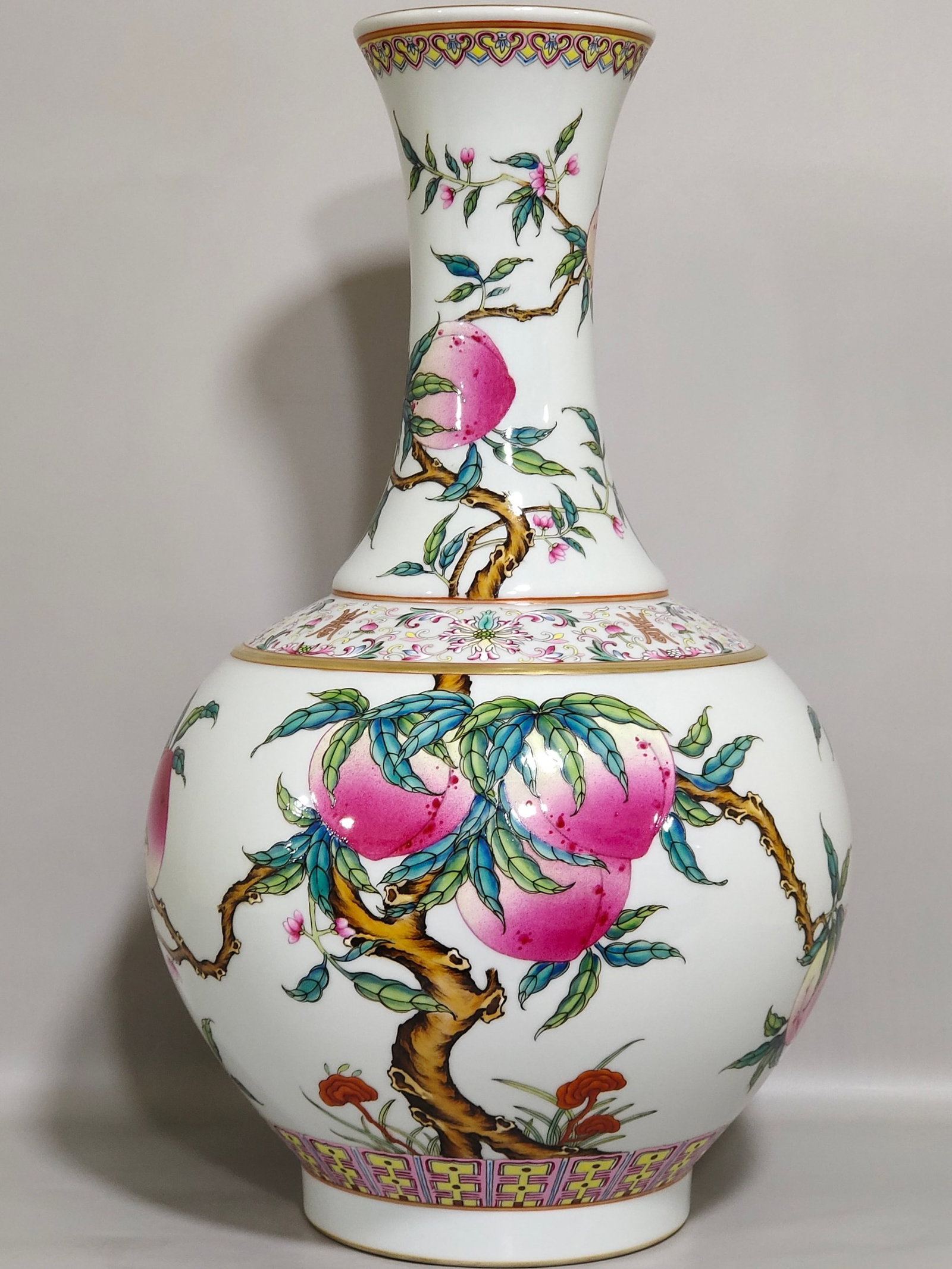 A Huge Famille-Rose Peach Pattern Vase: A Huge Famille-Rose Peach Pattern Vase,Qing Dynasty,China,Guangxu Six-character Mark,Size:16.1inx8.7in 粉彩桃纹瓶,中国清代,光绪六