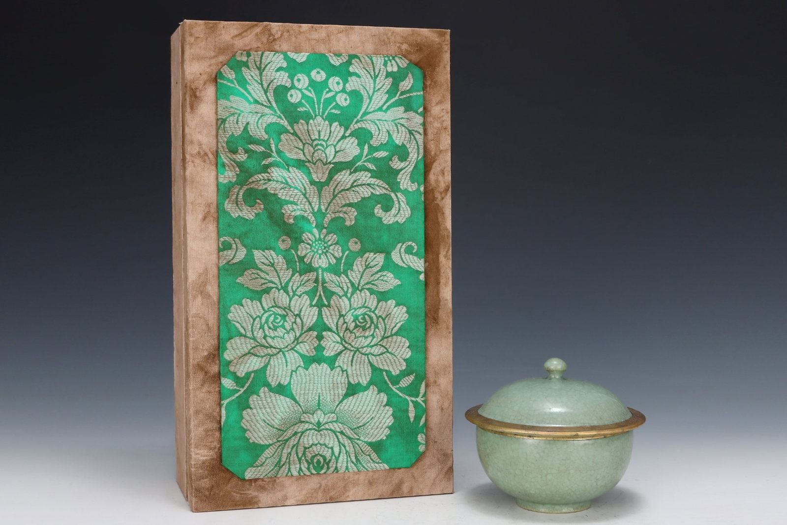 An Exquisite Ru yao Cover with Gold Cover Bowl: An Exquisite Ru yao Cover with Gold Cover Bowl,Song Dynasty,China,Royal Court 款,Size:3.9inx4.7in 汝窑金口盖碗,中国宋代,宫ॿ