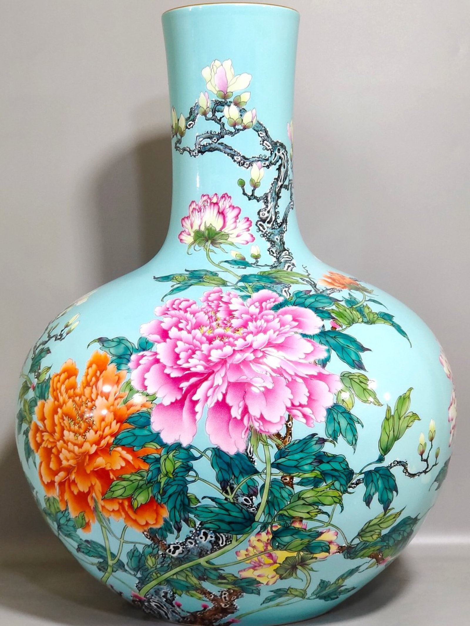 A Huge Turquoise Glazed Famille-Rose Peony Pattern Vase: A Huge Turquoise Glazed Famille-Rose Peony Pattern Vase,Qing Dynasty,China,Qianlong Six-character Mark,Size:21.3inx15in