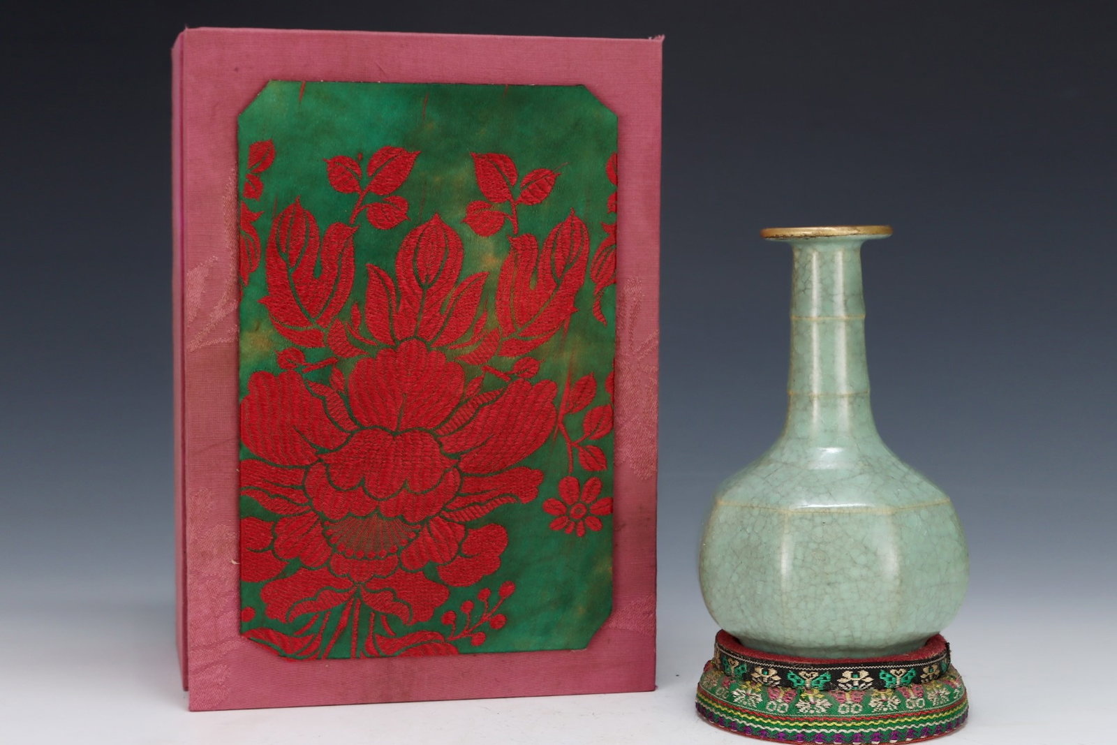 An Exquisite Ru yao Cover with Gold Vase,with an Imperial Poem by Emperor Qianlong: An Exquisite Ru yao Cover with Gold Vase,with an Imperial Poem by Emperor Qianlong,Song Dynasty,China,Size:6inx3.7in