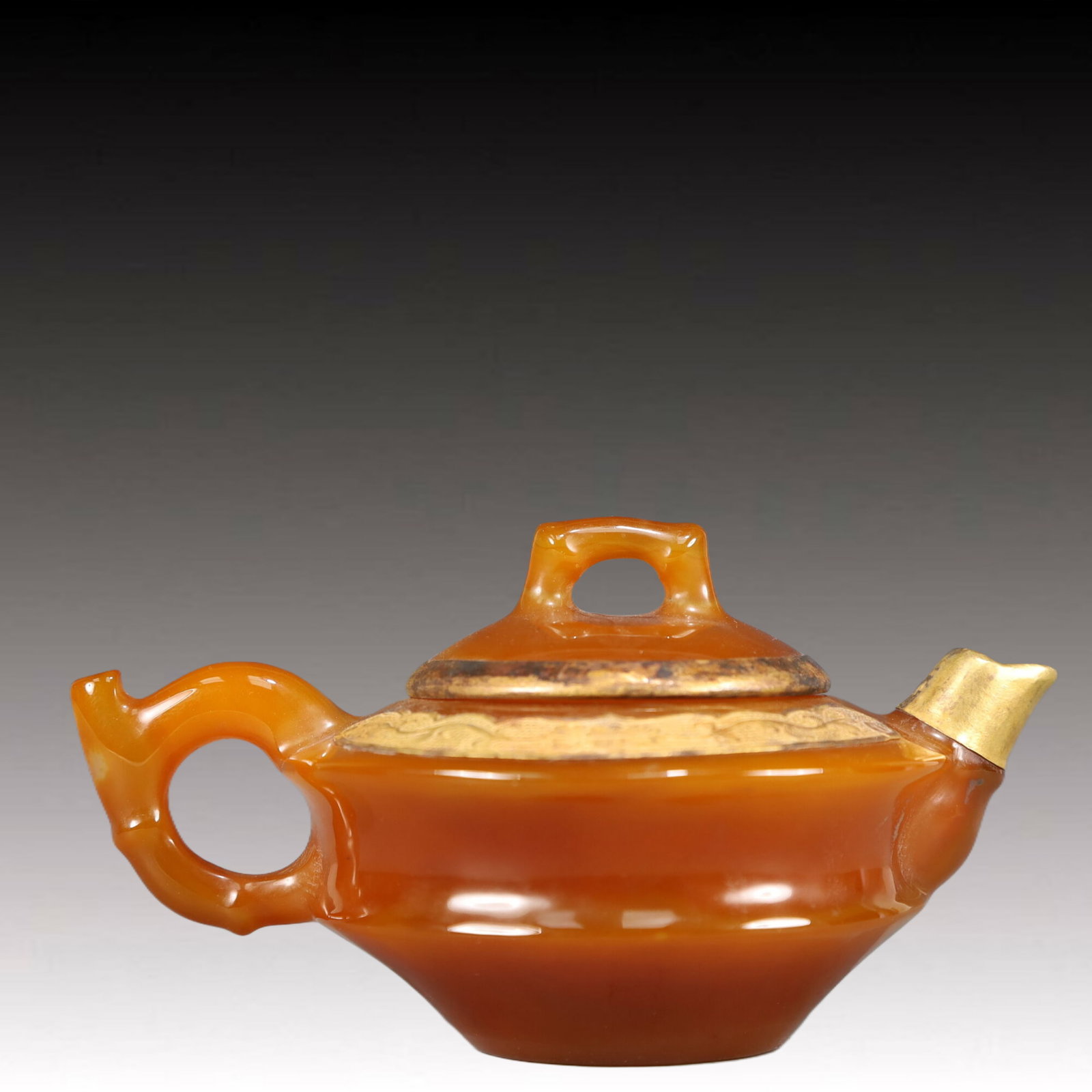 An Exquisite Agate Cover with Gold Teapot: An Exquisite Agate Cover with Gold Teapot,Qing Dynasty, China,Size:5.7inx3.7inx3in,Weight:350g 玛瑙包金茶壶，中国清代