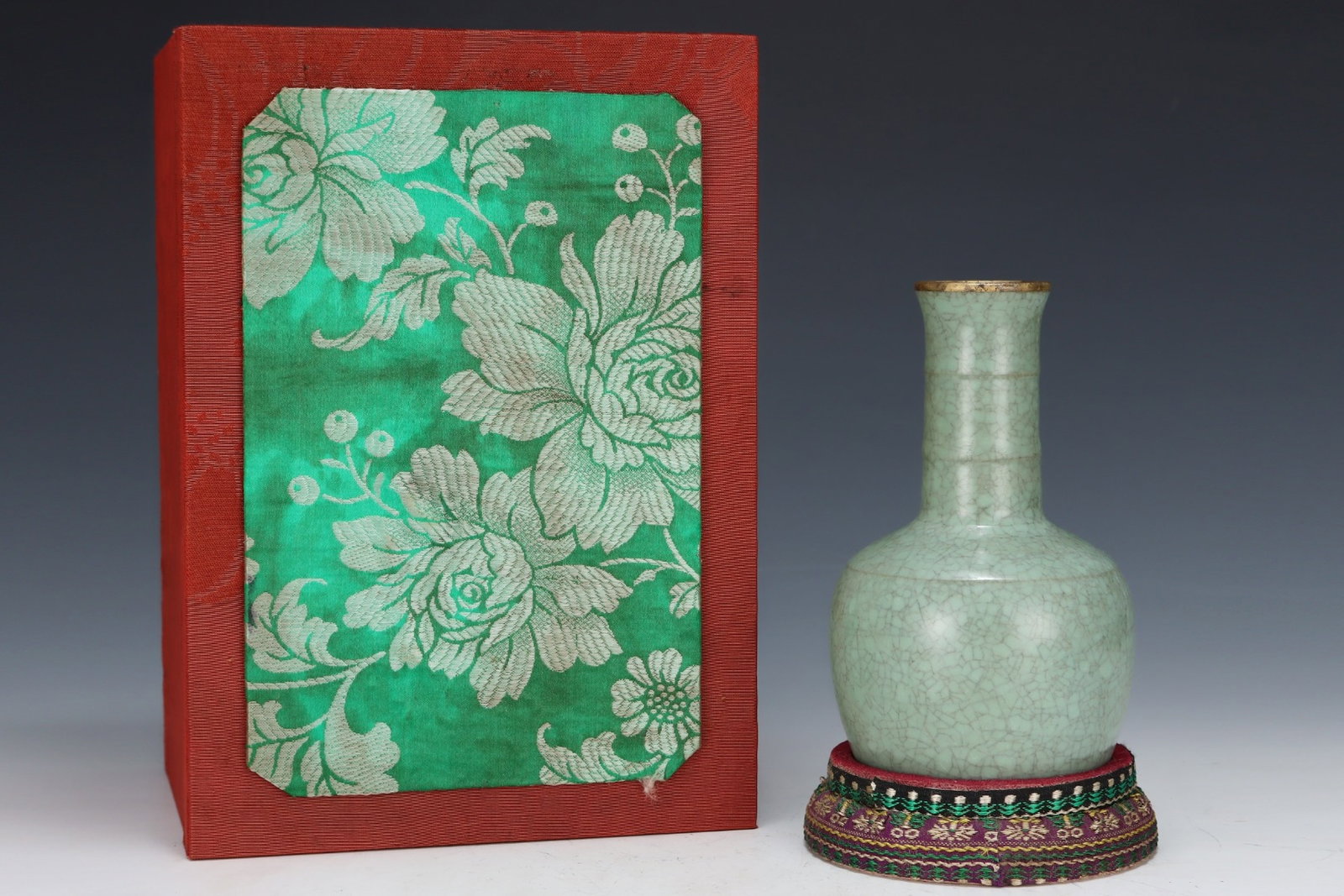 An Exquisite Ru yao Cover with Gold Vase,with an Imperial Poem by Emperor Qianlong: An Exquisite Ru yao Cover with Gold Vase,with an Imperial Poem by Emperor Qianlong,Song Dynasty,China,Size:5.8inx3.5in 汝窑金口瓶,带乾隆御题