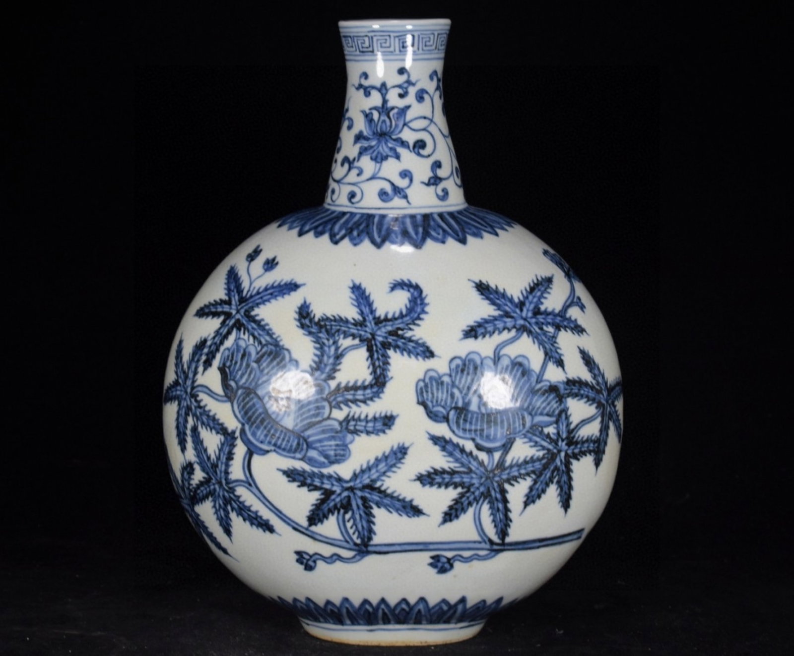 A Rare Blue and White Flower Pattern Vase - 3