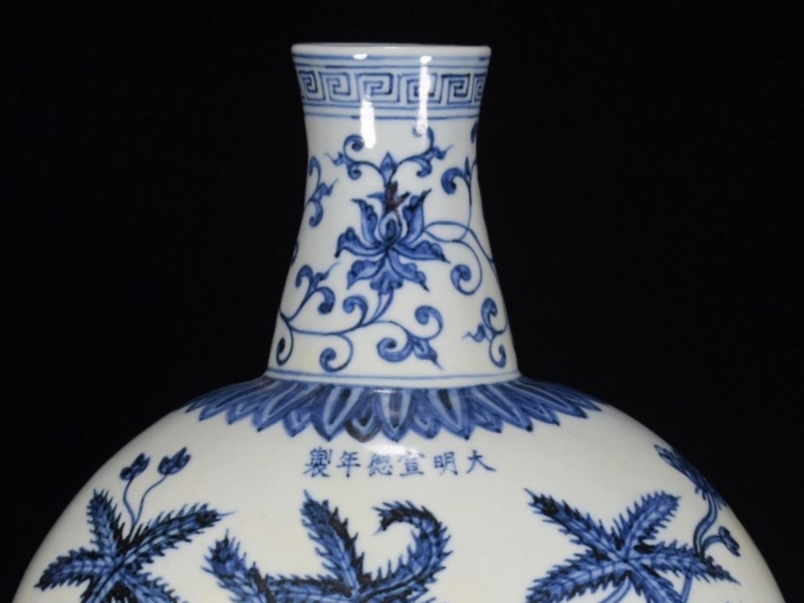 A Rare Blue and White Flower Pattern Vase - 4