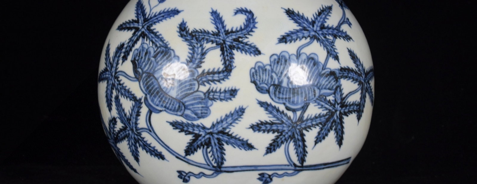 A Rare Blue and White Flower Pattern Vase - 5
