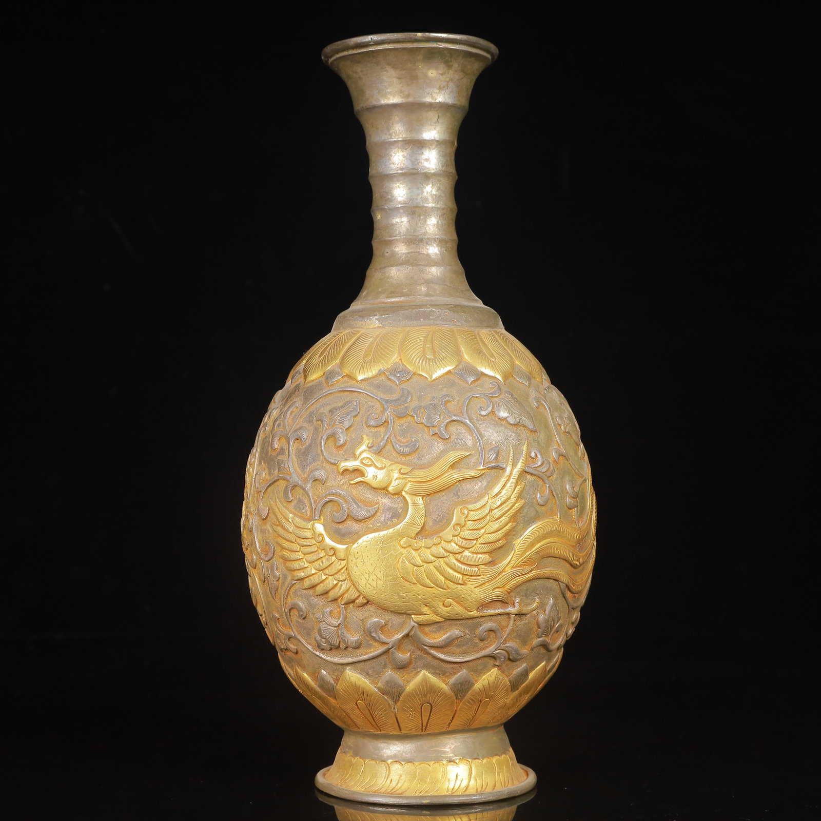 An Exquisite Gilt Silver Dragon and Phoenix Pattern Vase: An Exquisite Gilt Silver Dragon and Phoenix Pattern Vase,Tang Dynasty,China,Zhenguan Four-Character Mark,Size:4.7inx9.1in,Weight:750g 银鎏金龙凤纹瓶,中&