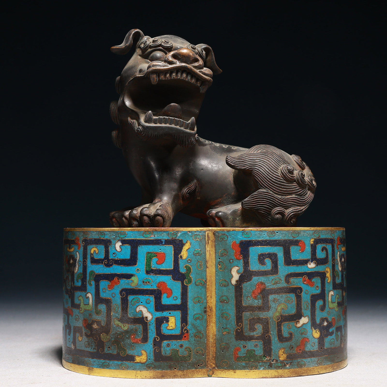 An Exquisite Cloisonne Shou-Character Chi-Dragon Pattern Lion Ornament: An Exquisite Cloisonne Shou-Character Chi-Dragon Pattern Lion Ornament,Qing Dynasty,China,Size:6.3inx4.9inx7.5in,Weight:2650g 景泰蓝寿字螭龙纹狮&#