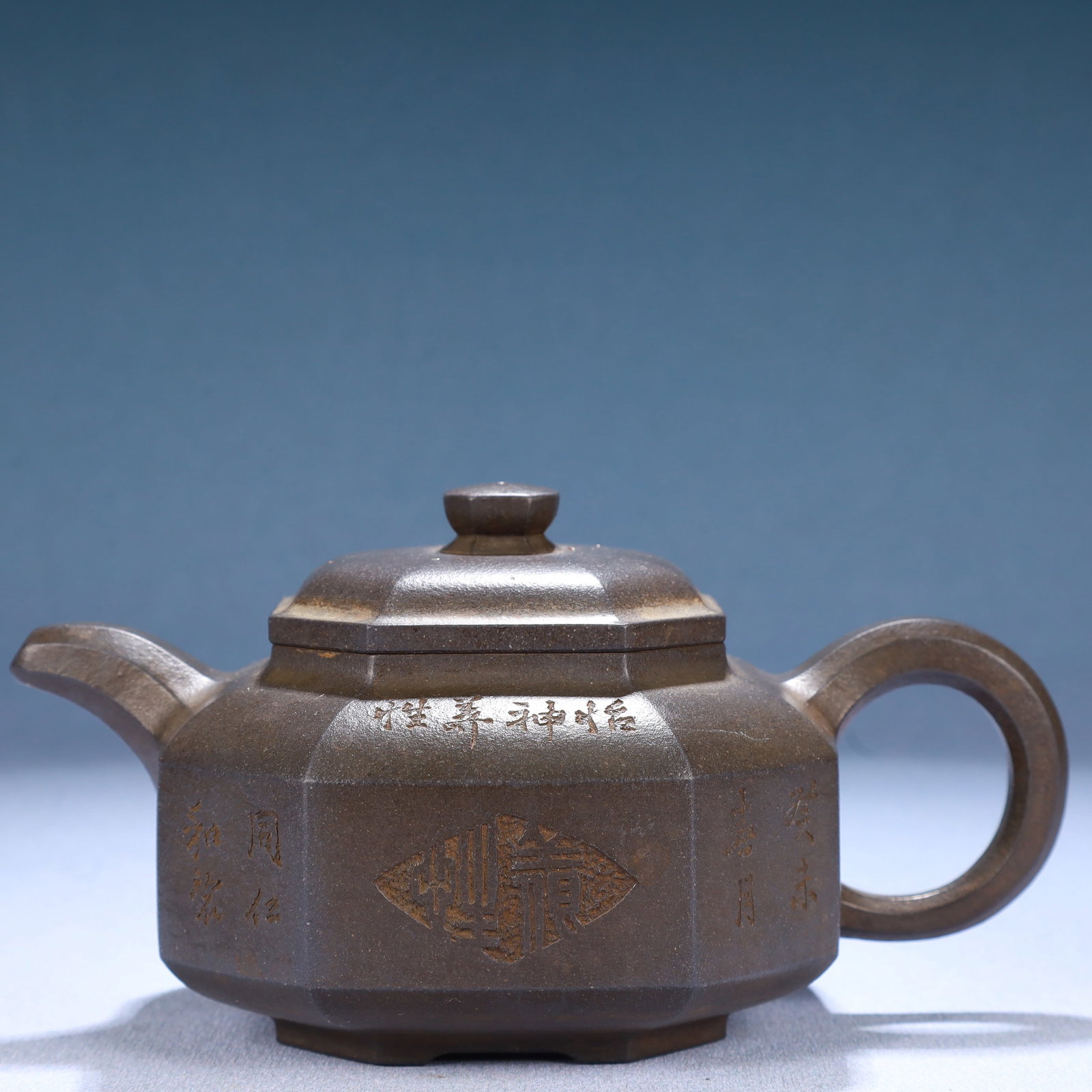 An Elaborate Yixing Clay Ewer: An Elaborate Yixing Clay Ewer. Chinese Republic Period. Mark Of Gu Jingzhou. Size:7.1inx4.3inx3.5in. Weight:355g. 民国 紫砂壶,款：顾景舟