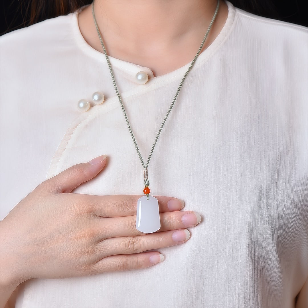 An Exquisite White Jade Pendant: An Exquisite White Jade Pendant,Size:21mmx32mm 寓意:平平安安 白玉牌
