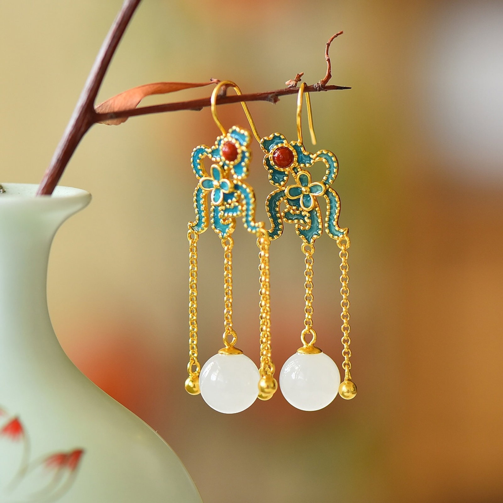 A Pair of Exquisite Sterling Silver-Gold Plated Inlaid White Jade Enamel Earrings: A Pair of Exquisite Sterling Silver-Gold Plated Inlaid White Jade Enamel Earrings,Size:10mmx10mm