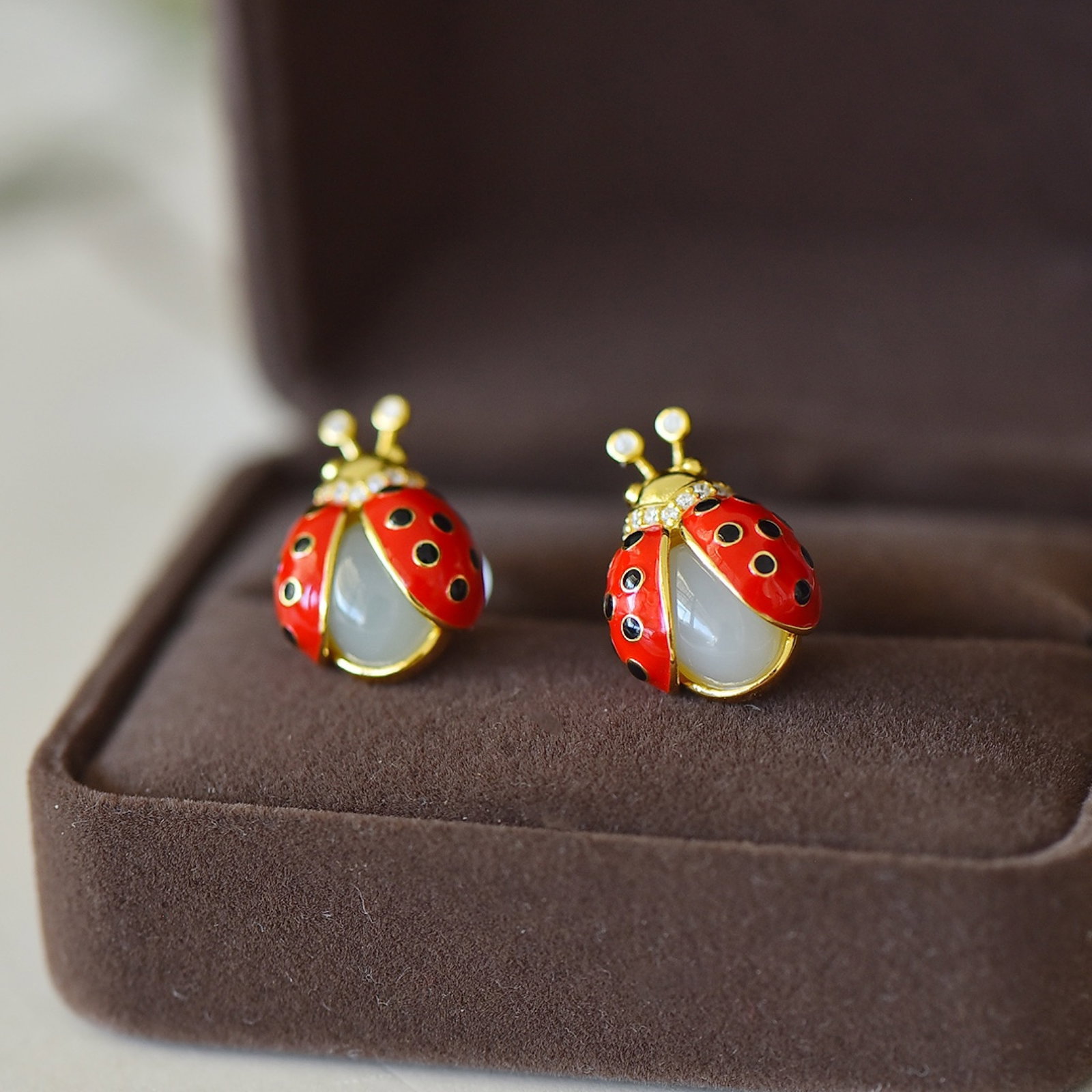 A Pair of Exquisite Sterling Silver-Gold Plated Inlaid White Jade Enamel Earrings: A Pair of Exquisite Sterling Silver-Gold Plated Inlaid White Jade Enamel Earrings,Size:7mmx9mm 一对纯银镀金镶白玉珐琅耳钉