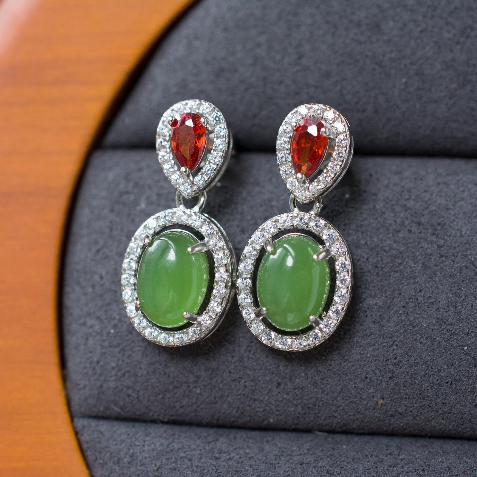 A Pair of Exquisite Sterling Silver Inlaid Jasper Earrings,Inlaid Diamond: A Pair of Exquisite Sterling Silver Inlaid Jasper Earrings,Inlaid Diamond,Size:6mmx8mm 一对纯银镶碧玉耳环,嵌钻石