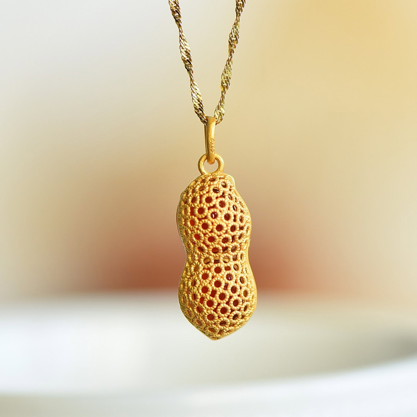 An Exquisite Sterling Silver-Gold Plated Inlaid Agate Pendant: An Exquisite Sterling Silver-Gold Plated Inlaid Agate Pendant 纯银镀金镶玛瑙吊坠