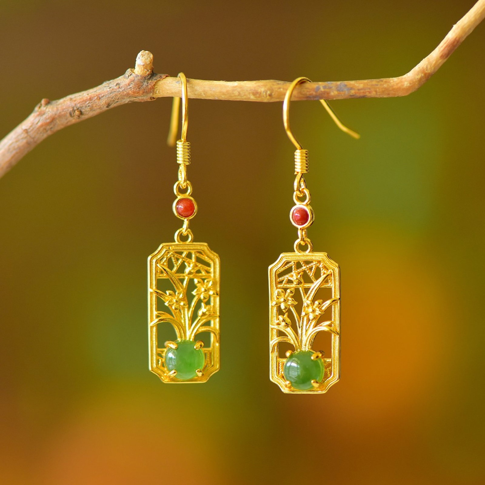 A Pair of Exquisite Sterling Silver-Gold Plated Inlaid Jasper Earrings: A Pair of Exquisite Sterling Silver-Gold Plated Inlaid Jasper Earrings,Size:5mmx5mm 一对纯银镀金镶碧玉耳环