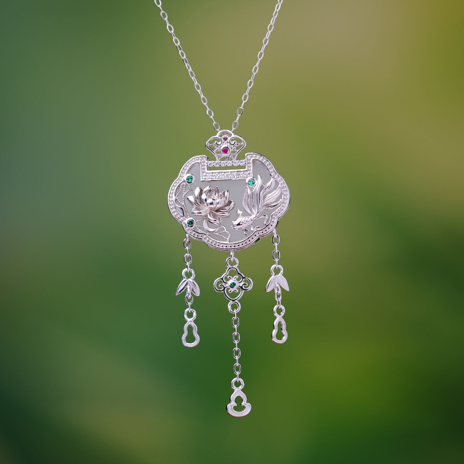 An Exquisite Sterling Silver Inlaid White Jade Pendant,Inlaid Diamond: An Exquisite Sterling Silver Inlaid White Jade Pendant,Inlaid Diamond,Size:15mmx20mm 纯银镶白玉吊坠，嵌钻石