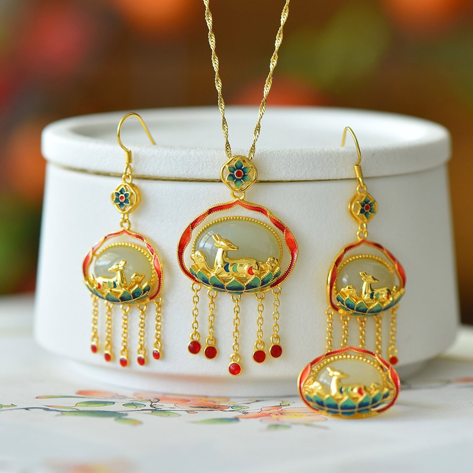A Set of Fine Sterling Silver-Gold Plated Inlaid White Jade Jewelrys: A Set of Fine Sterling Silver-Gold Plated Inlaid White Jade Jewelrys 一套纯银镀金镶白玉首饰