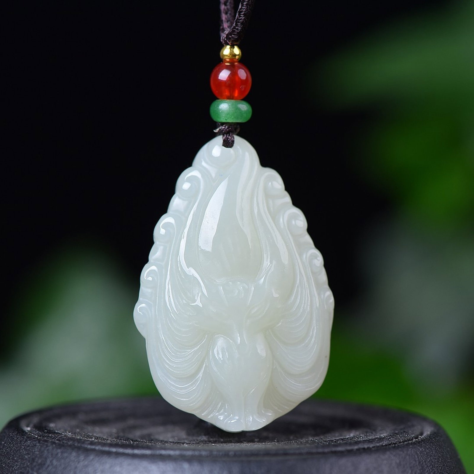 An Exquisite White Jade Nine-Tailed Fox Pendant: An Exquisite White Jade Nine-Tailed Fox Pendant,Size:29mmx42mm (寓意)爱情之花 保护神狐狸 爱情之神