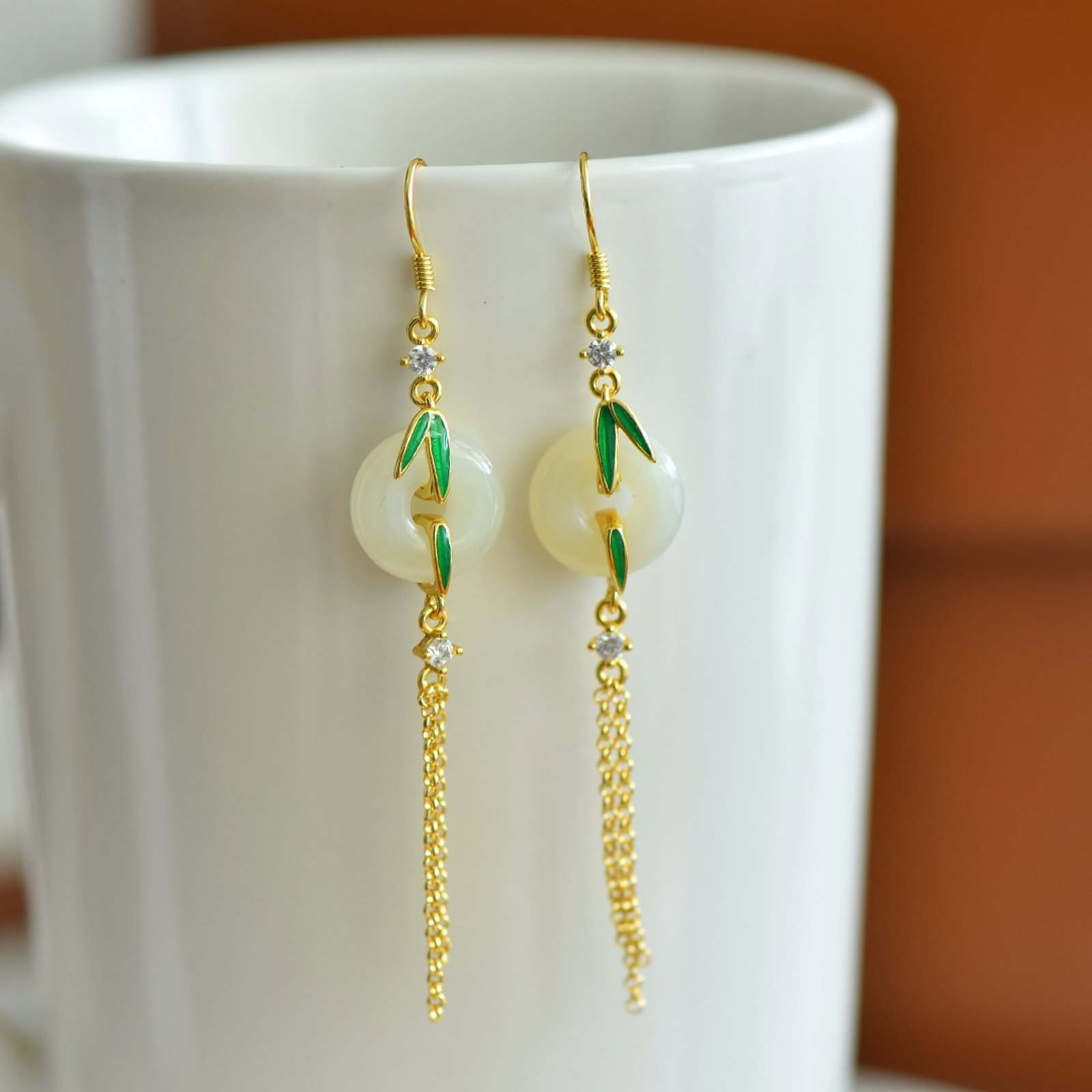 A Pair of Exquisite Sterling Silver-Gold Plated Inlaid White Jade Enamel Earrings: A Pair of Exquisite Sterling Silver-Gold Plated Inlaid White Jade Enamel Earrings,Size:13mmx13mm
