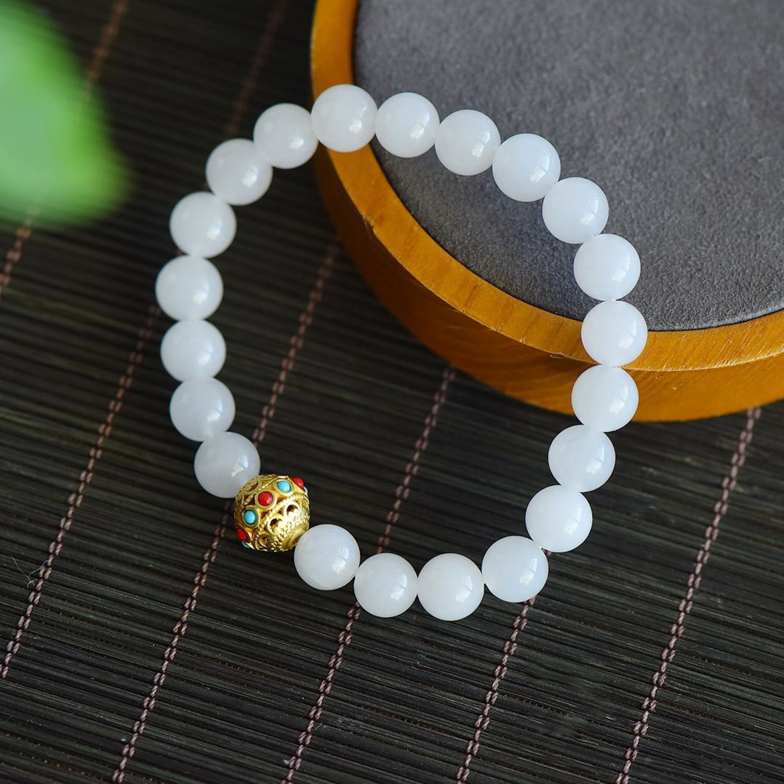 An Exquisite White Jade Enamel Bracelets,Inlaid Turquoise: An Exquisite White Jade Enamel Bracelets,Inlaid Turquoise,Size:8mm 寓意:事事顺利 财源滚滚