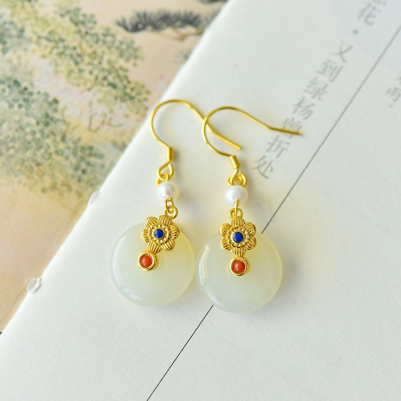 A Pair of Exquisite Sterling Silver-Gold Plated Inlaid White Jade Enamel Earrings: A Pair of Exquisite Sterling Silver-Gold Plated Inlaid White Jade Enamel Earrings,Size:15mmx15mm