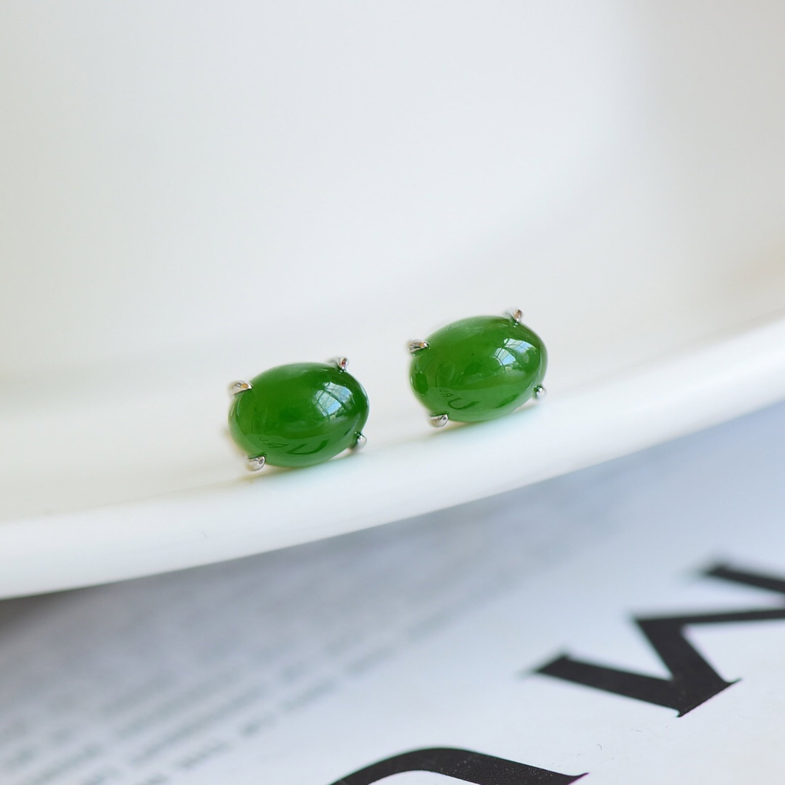 A Pair of Exquisite Sterling Silver Inlaid Jasper Earrings: A Pair of Exquisite Sterling Silver Inlaid Jasper Earrings,Size:6mmx8mm 一对纯银镶碧玉耳钉
