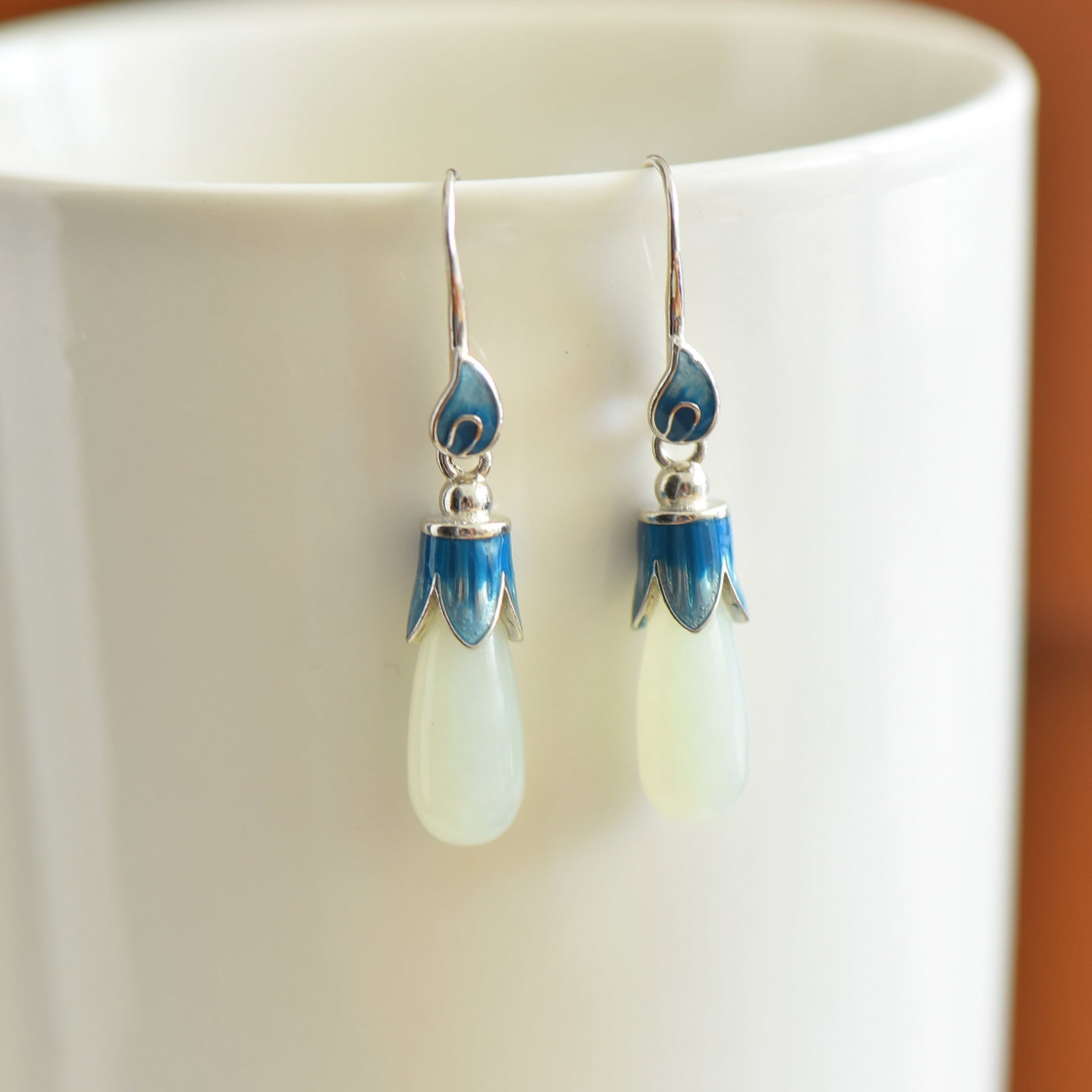 A Pair of Exquisite Sterling Silver Inlaid White Jade Enamel Earrings: A Pair of Exquisite Sterling Silver Inlaid White Jade Enamel Earrings,Size:7mmx20mm 一对纯银镶白玉珐琅耳环