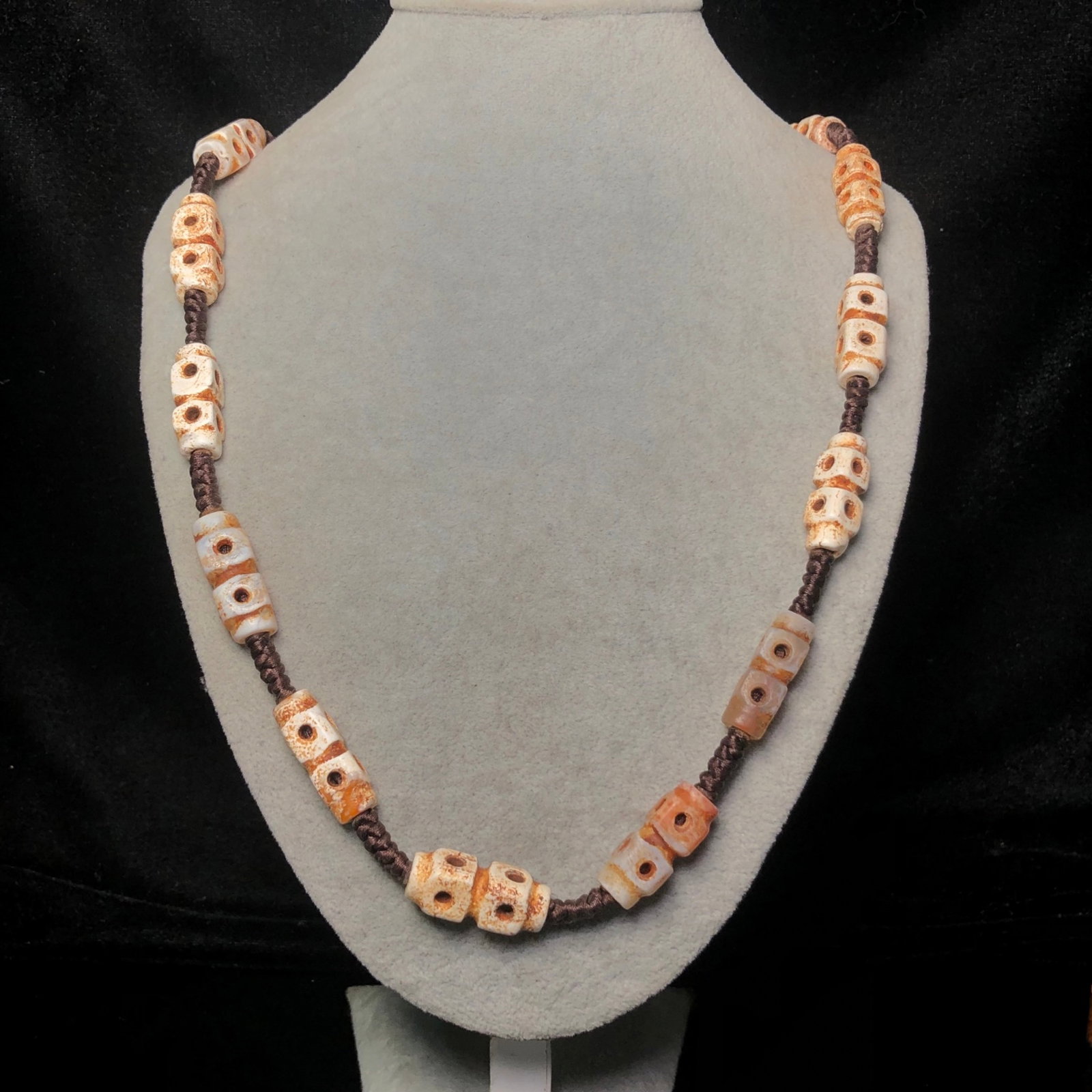 An Exquisite Agate Necklace - 9
