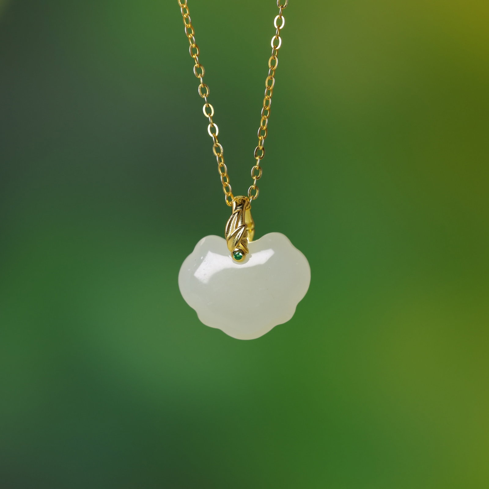 An Exquisite Sterling Silver-Gold Plated Inlaid White Jade Pendant: An Exquisite Sterling Silver-Gold Plated Inlaid White Jade Pendant,Size:11.5mmx14.5mm 纯银镀金镶白玉吊坠