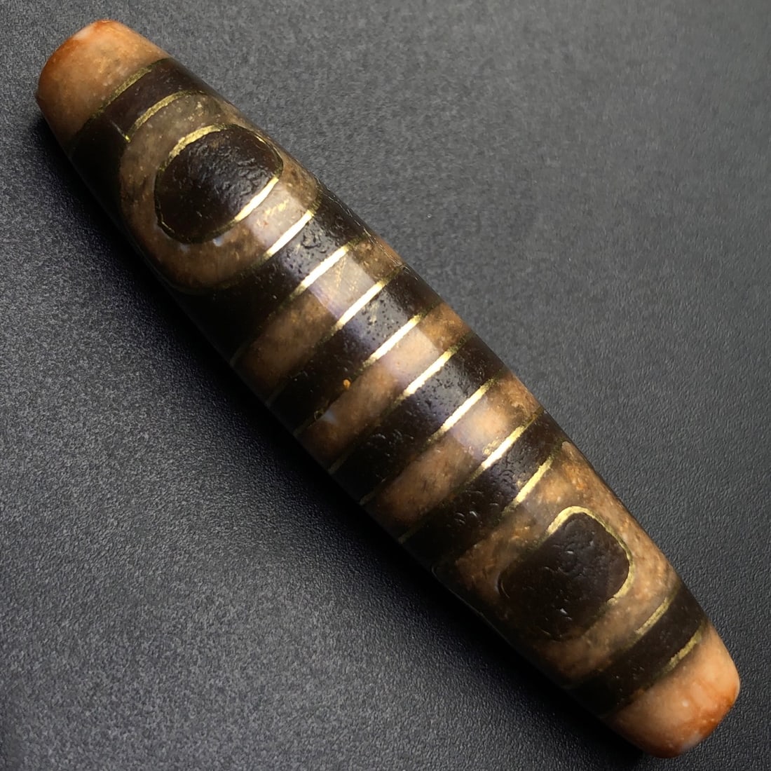 An Exquisite Dzi Bead Pendant,Inlaid Silver Wire: An Exquisite Dzi Bead Pendant,Inlaid Silver Wire,Size:56mmx12mm ,Weight:12.5g 天珠挂件,嵌银丝