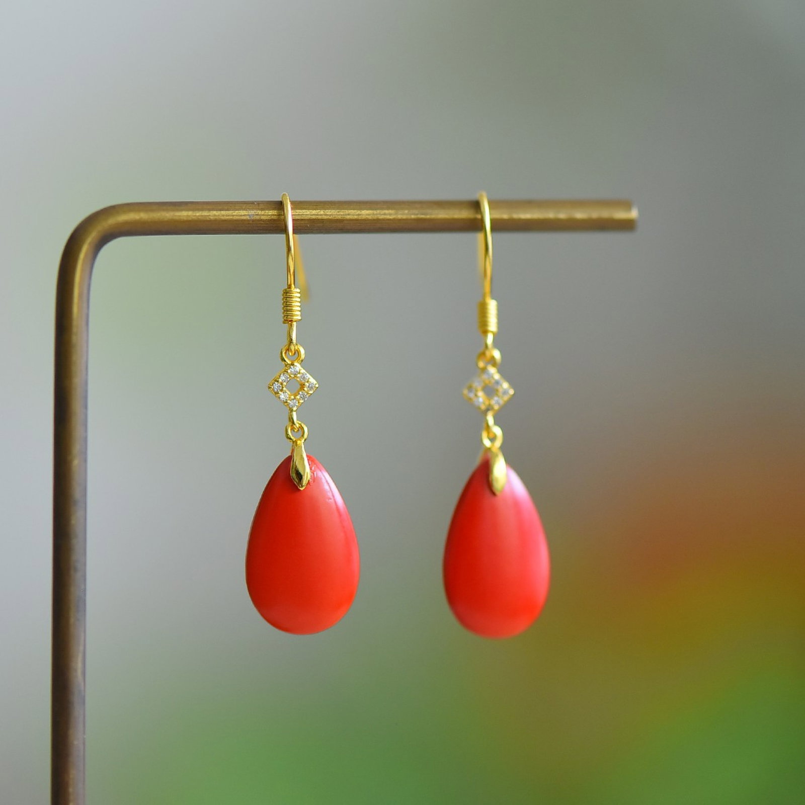 A Pair of Exquisite Sterling Silver-Gold Plated Inlaid Cinnabar Earrings: A Pair of Exquisite Sterling Silver-Gold Plated Inlaid Cinnabar Earrings,Size:10mmx16mm 寓意:遇水则发