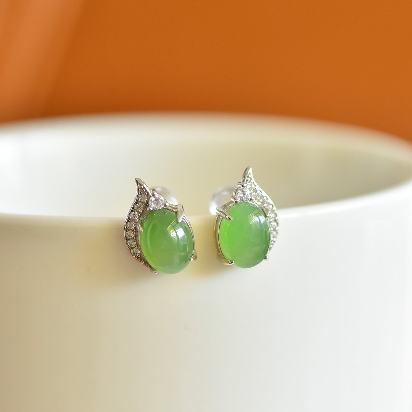 A Pair of Exquisite Sterling Silver Inlaid Jasper Earrings,Inlaid Diamond: A Pair of Exquisite Sterling Silver Inlaid Jasper Earrings,Inlaid Diamond,Size:7mmx9mm 一对纯银镶碧玉耳钉,嵌钻石