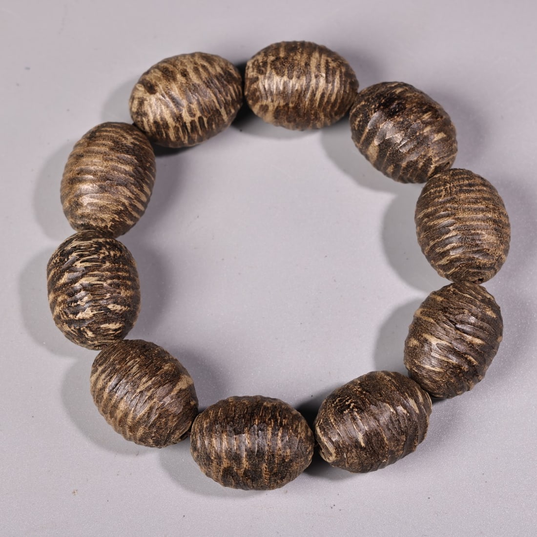 An Exquisite Eaglewood Bracelets: An Exquisite Eaglewood Bracelets Qing Dynasty, China Diameter Size:1in Weight:50g沉香木手串 中国清代 Diameter Size:2.5cm Weight:50g