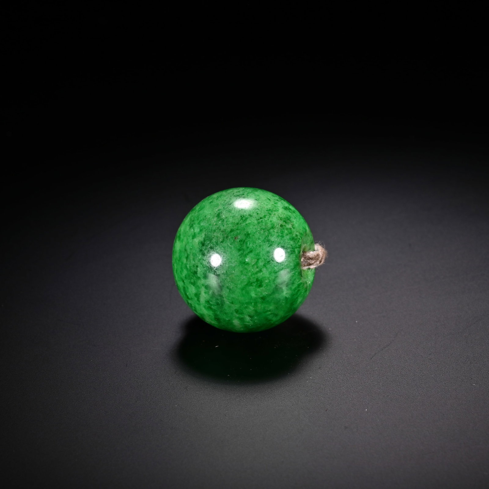 An Exquisite Jadeite Pendant - 2