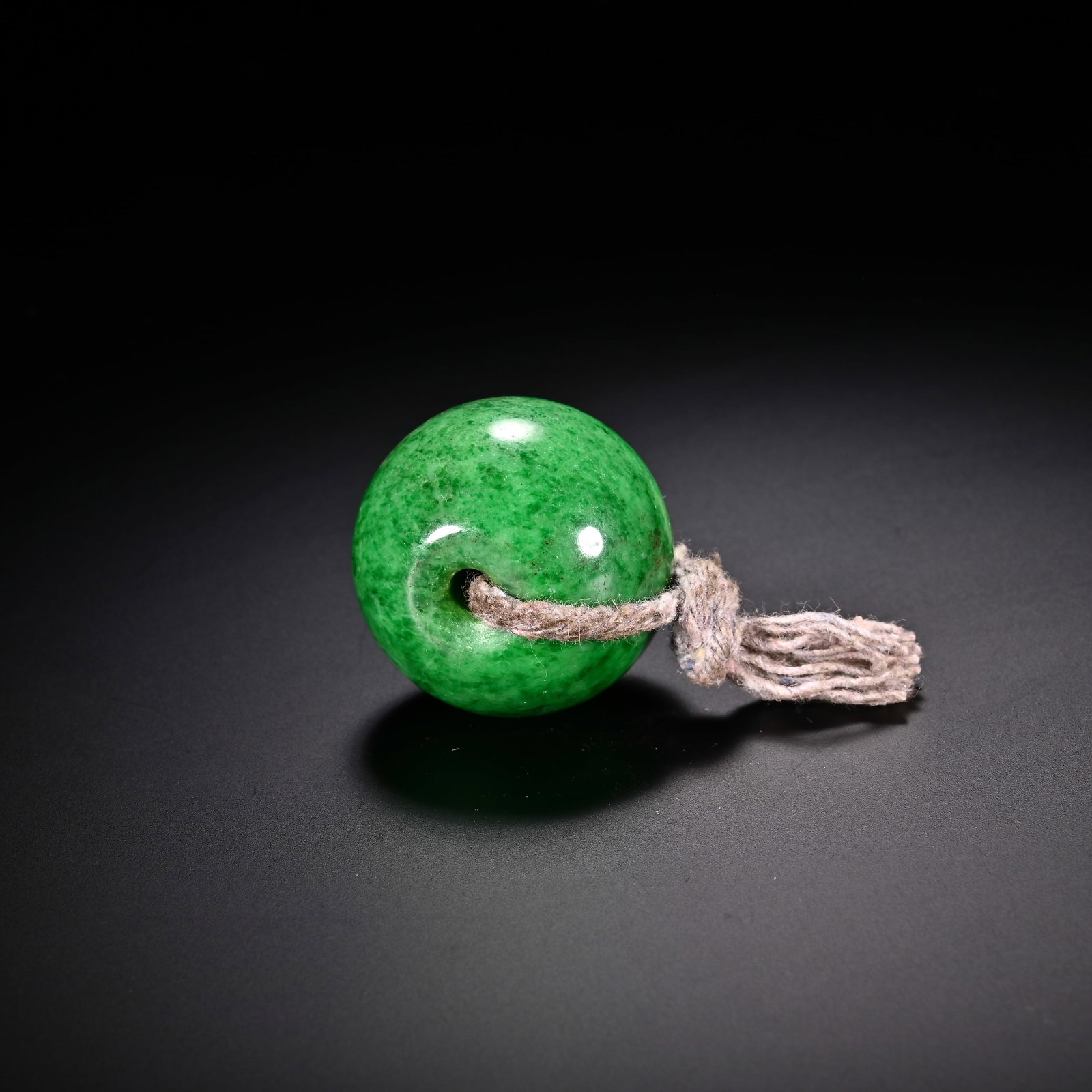An Exquisite Jadeite Pendant - 3