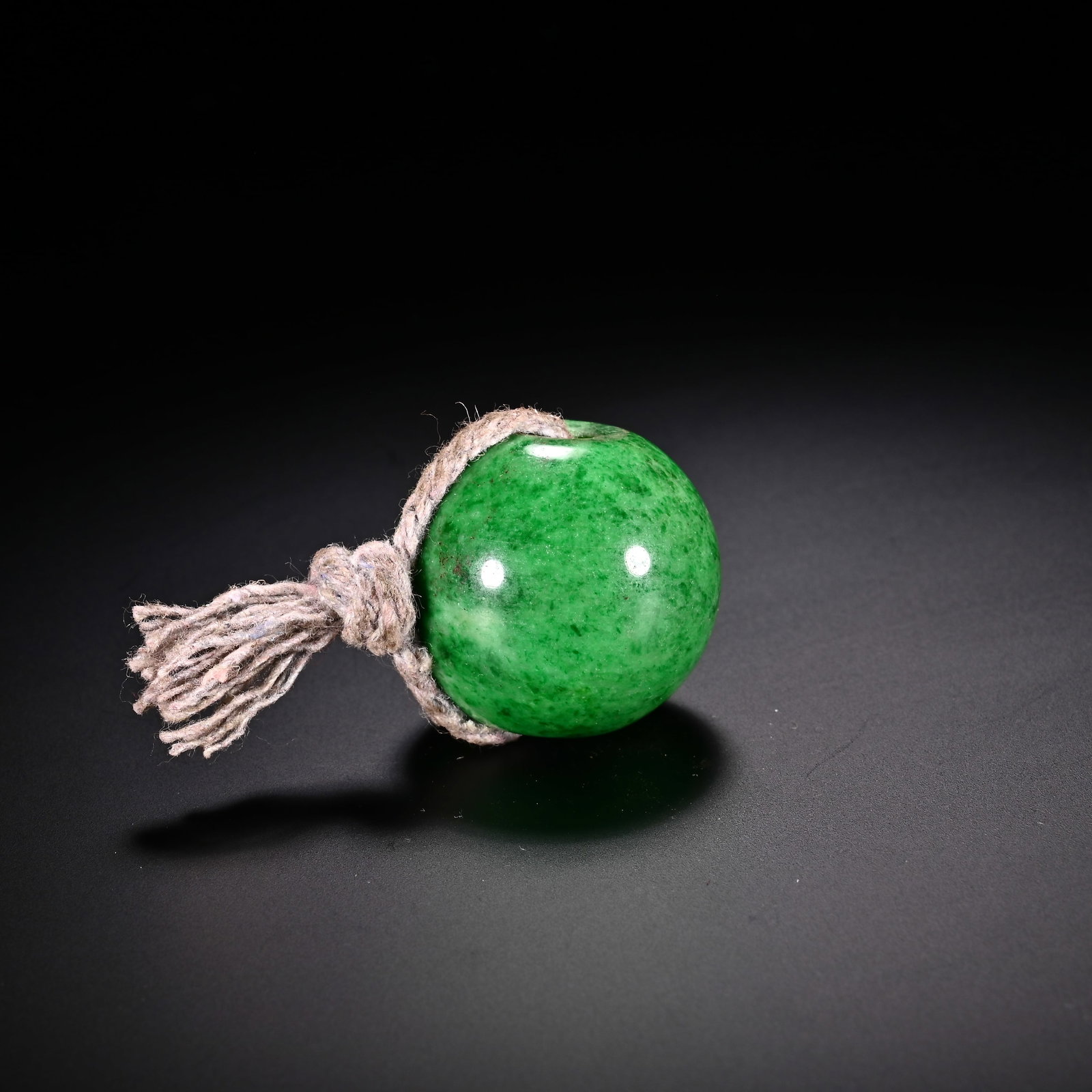 An Exquisite Jadeite Pendant - 4