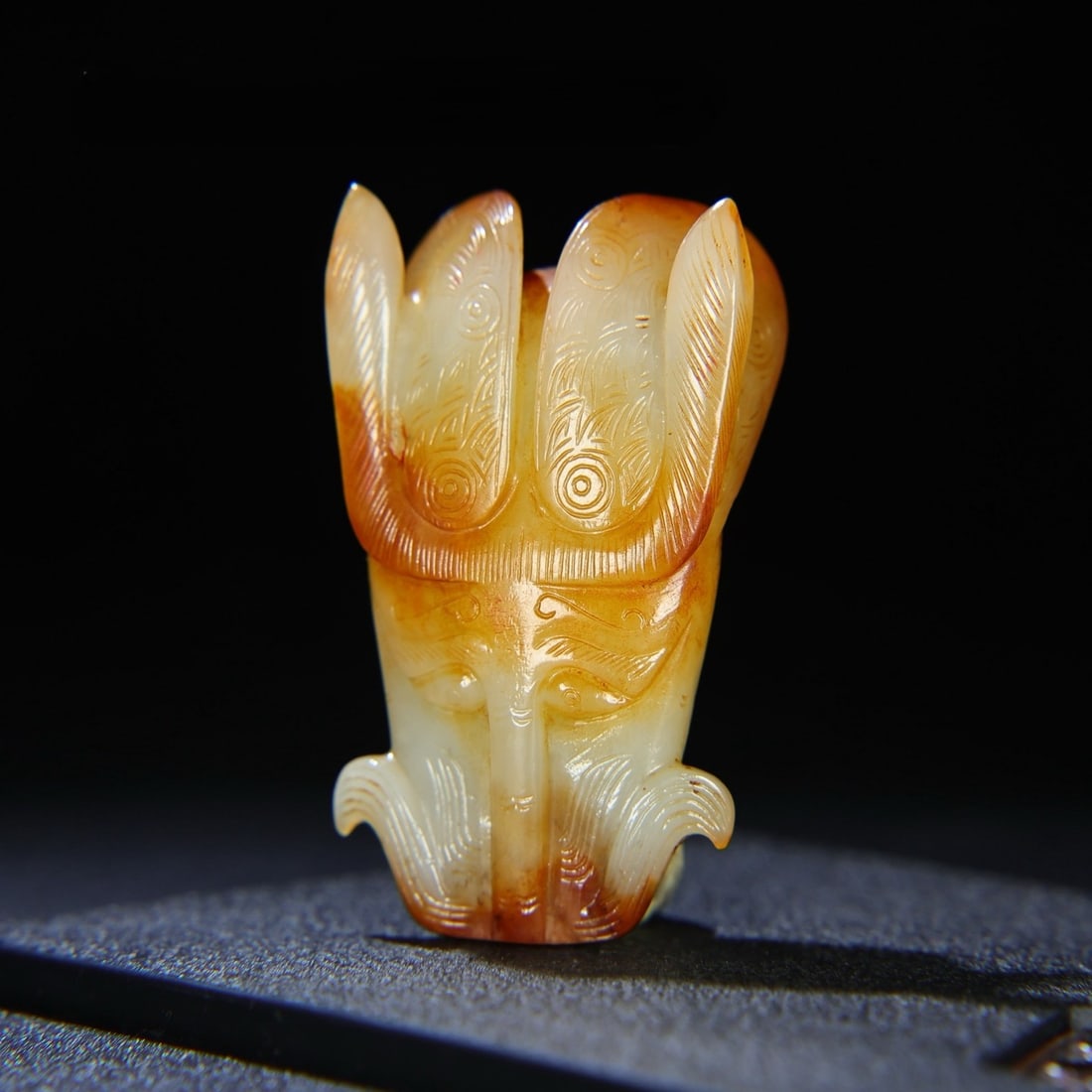 An Exquisite White Jade Beast-Face Pattern Hand Piece: An Exquisite White Jade Beast-Face Pattern Hand Piece Han Dynasty, China Size:2.9inx4.2x0.8in Weight:98g白玉龙首把件 中国汉代 Size:7.3cmx4.2