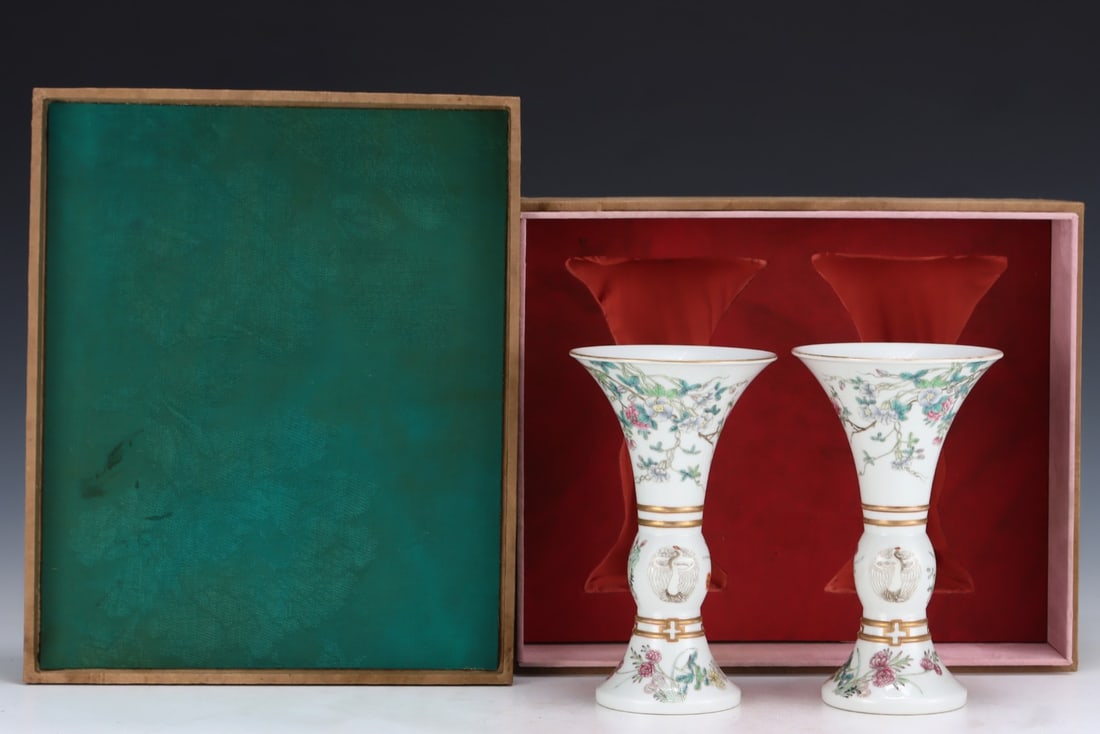 A Pair of Exquisite Famille-Rose Flower and Butterfly Pattern Vase: A Pair of Exquisite Famille-Rose Flower and Butterfly Pattern Vase Qing Dynasty, China Qianlong Six-character Mark Size:7.7inx4.5in粉彩花卉花孤一对 