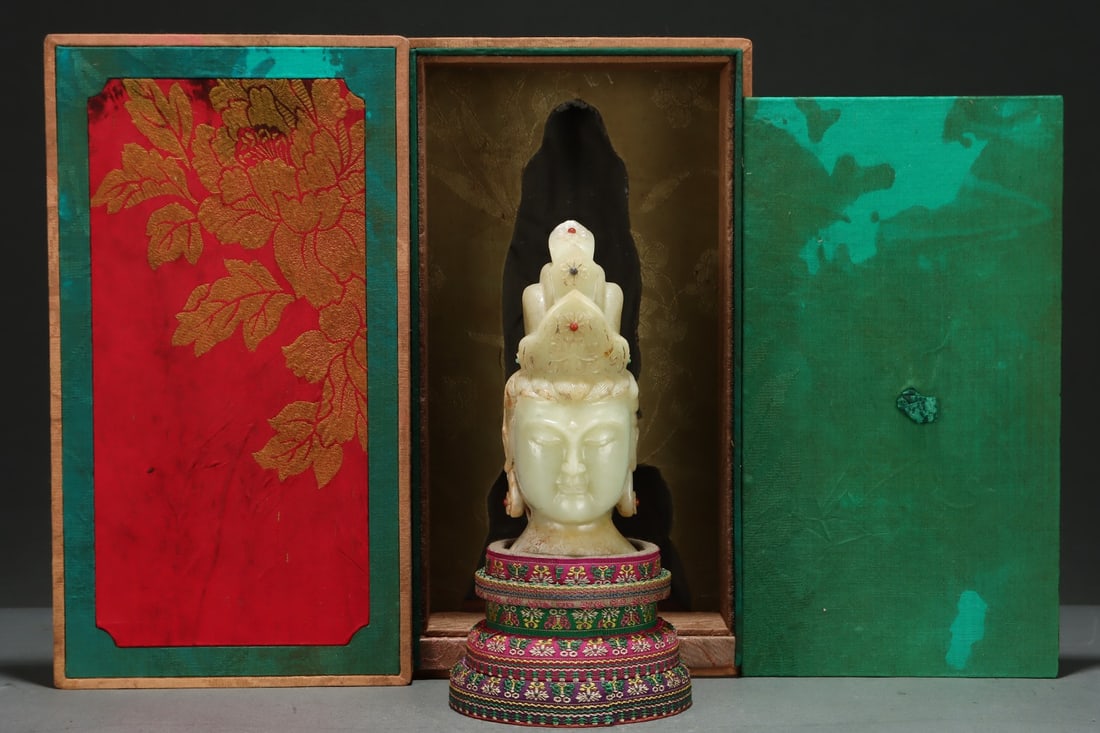 An Exquisite White Jade Inlaid Gems Buddha head: An Exquisite White Jade Inlaid Gems Buddha head Qing Dynasty, China Size:6.6inx2.7in白玉镶嵌宝石佛头 中国清代 Size:16.8cmx6.8cm