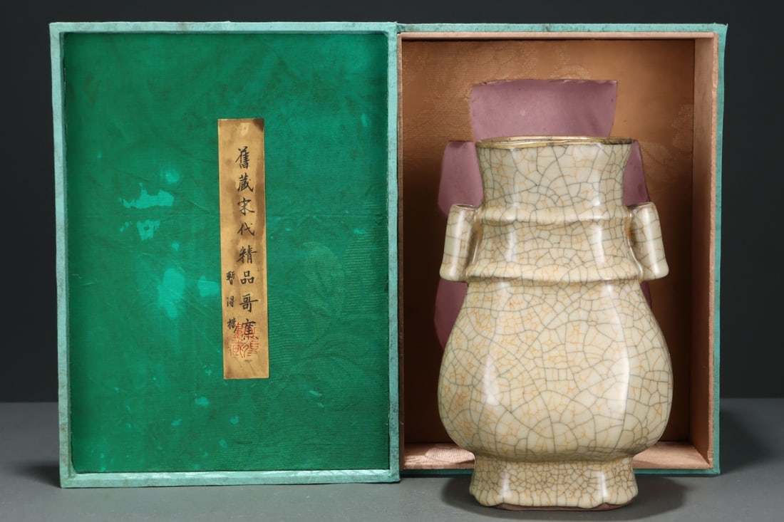 An Exquisite Ge yao Yellow Glazed Double-Ears Vase: An Exquisite Ge yao Yellow Glazed Double-Ears Vase Song Dynasty, China Size:9.1inx5.7in哥窑米黄釉八方贯耳瓶