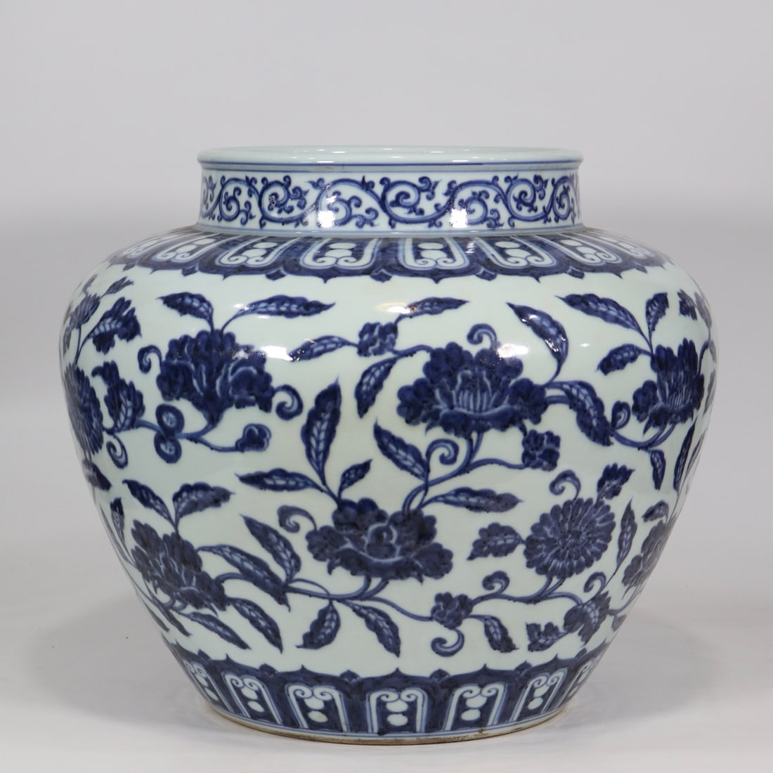 An Exquisite Blue and White Flower Pattern Jar - 3