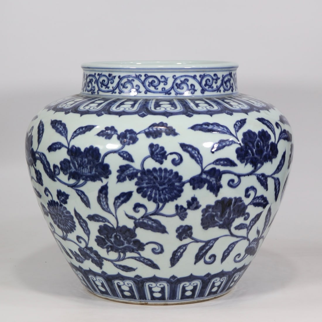 An Exquisite Blue and White Flower Pattern Jar - 4