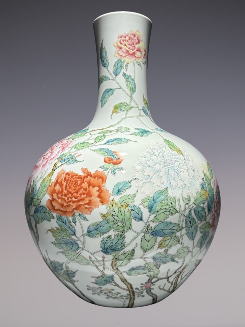 An Exquisite Famille-Rose Flower Pattern Vase (1 of 9)